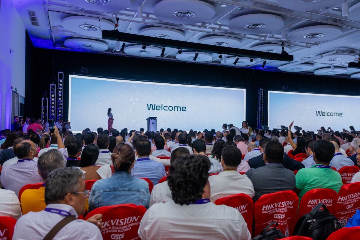 Escenografía principal ANDICOM 2025