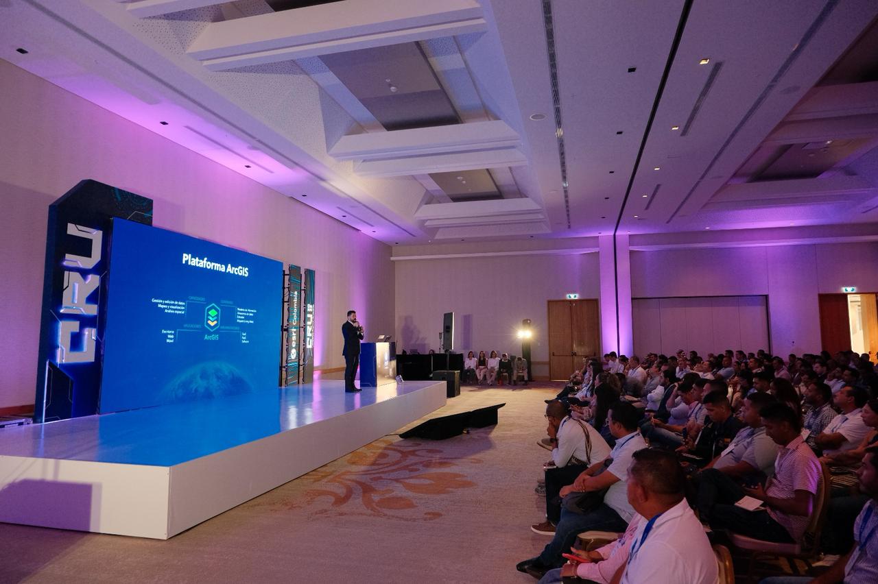 público y escenografía cru 2025