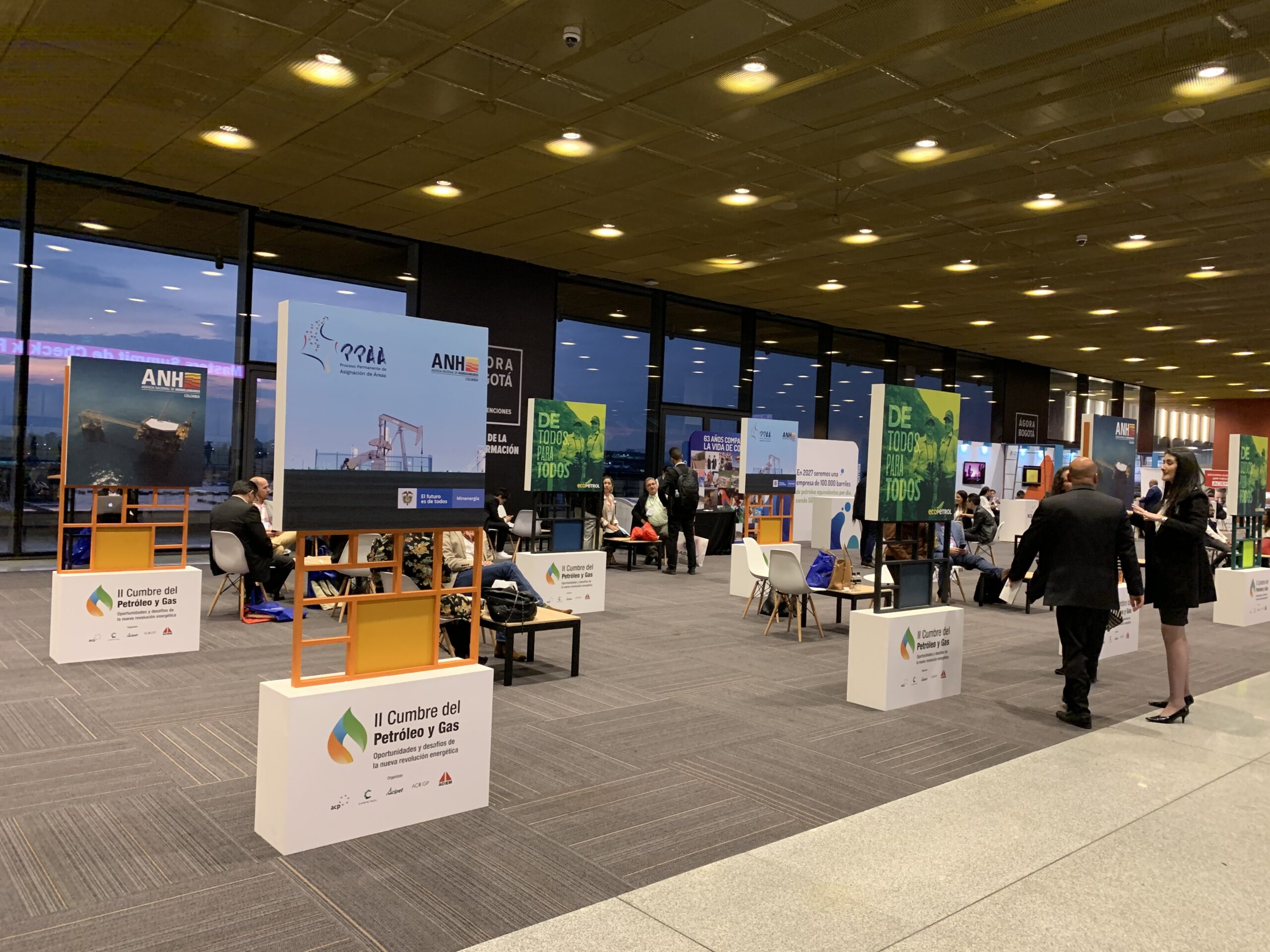 zona de networking cumbre de petroleo y gas